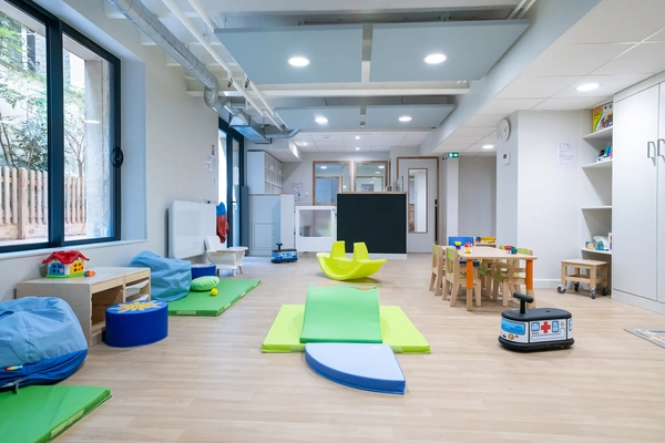 Salle d'activité de la crèche de Saint-Ouen Garibaldi avec tapis de motricité coloré
